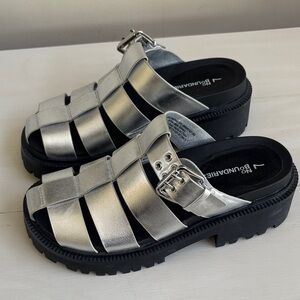 NO BOUNDARIES Women’s Silver Metallic Lug Sole Sandal